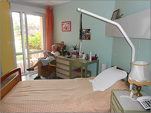 Photo de l'intérieur d'une chambre de l'établissement de Saint Alban les Eaux: EHPAD - LES GENS D'ICI